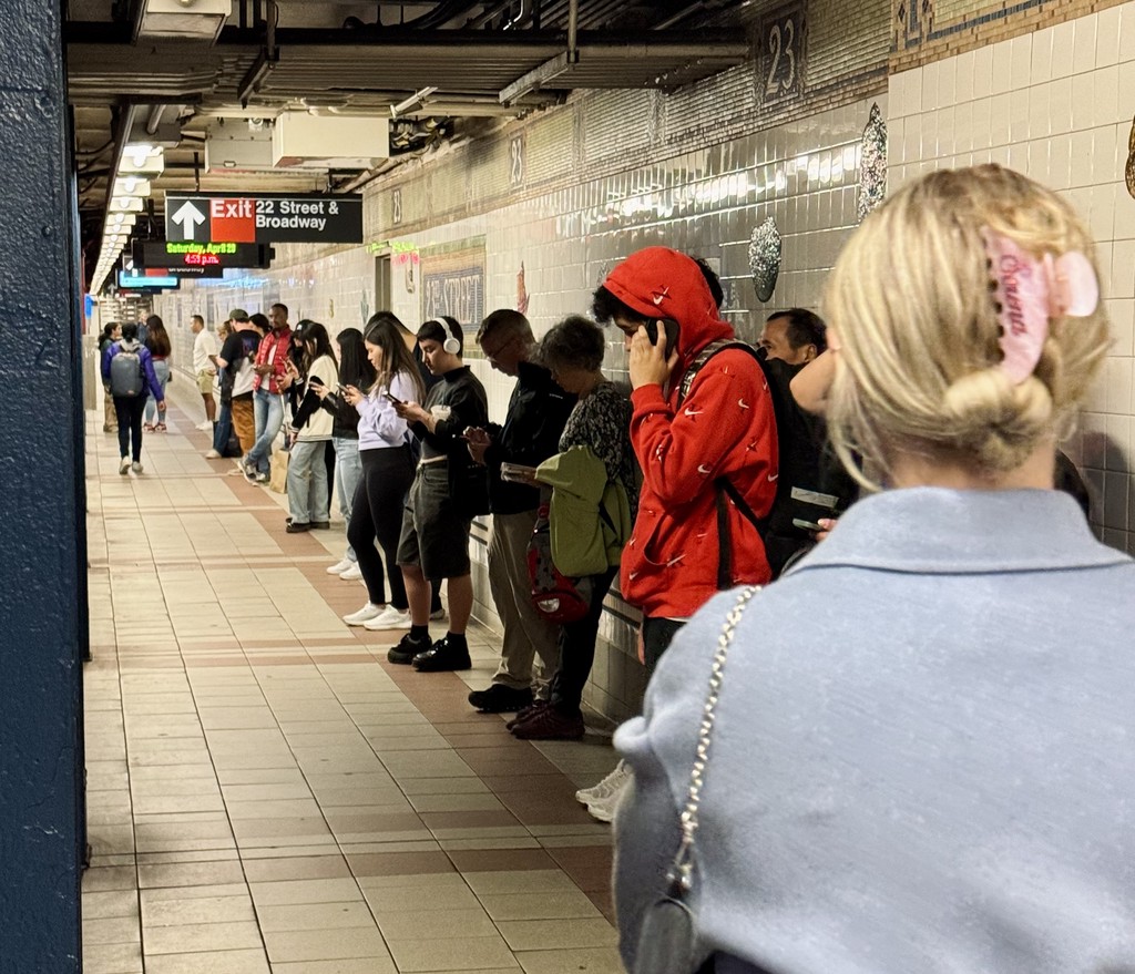 These subway goers choose not to be present by scrolling their preferred
entertainment feeds.